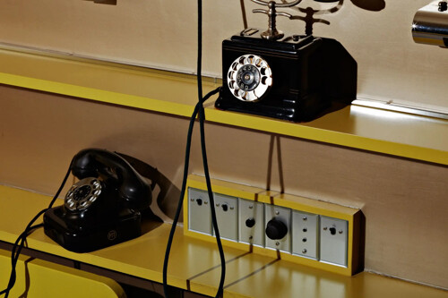 Telefoontoestellen in de ouderslaapkamer. Foto Johannes Schwartz.