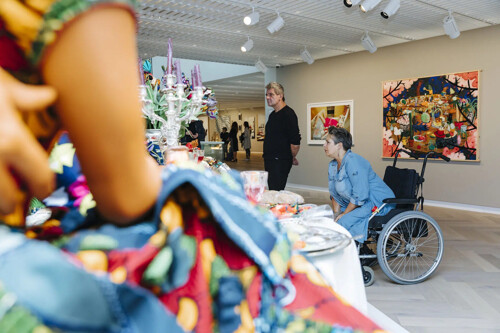 Bij het kunstwerk van Yinka Shonibare (1962) klotst de wijn uit de glazen, rollen de flessen champagne over de grond, wordt er gevochten om zout en viert de liefde (nou ja, liefde) hoogtij.