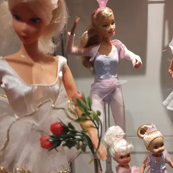 De eerste Barbie werd in 1959 voor het eerst aan het publiek getoond.