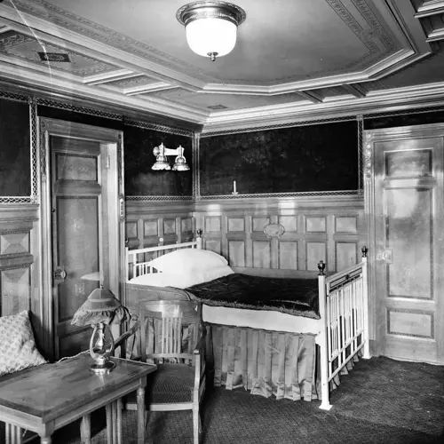 Eerste klasse slaapkamer 'B57' op de Titanic in maart 1912