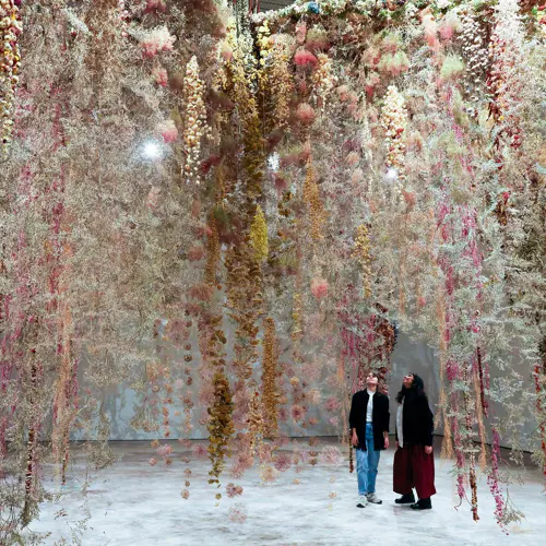 Rebecca Louise Law, La Fleur Morte, 2025, Saatchi Gallery Foto: Matt Chung