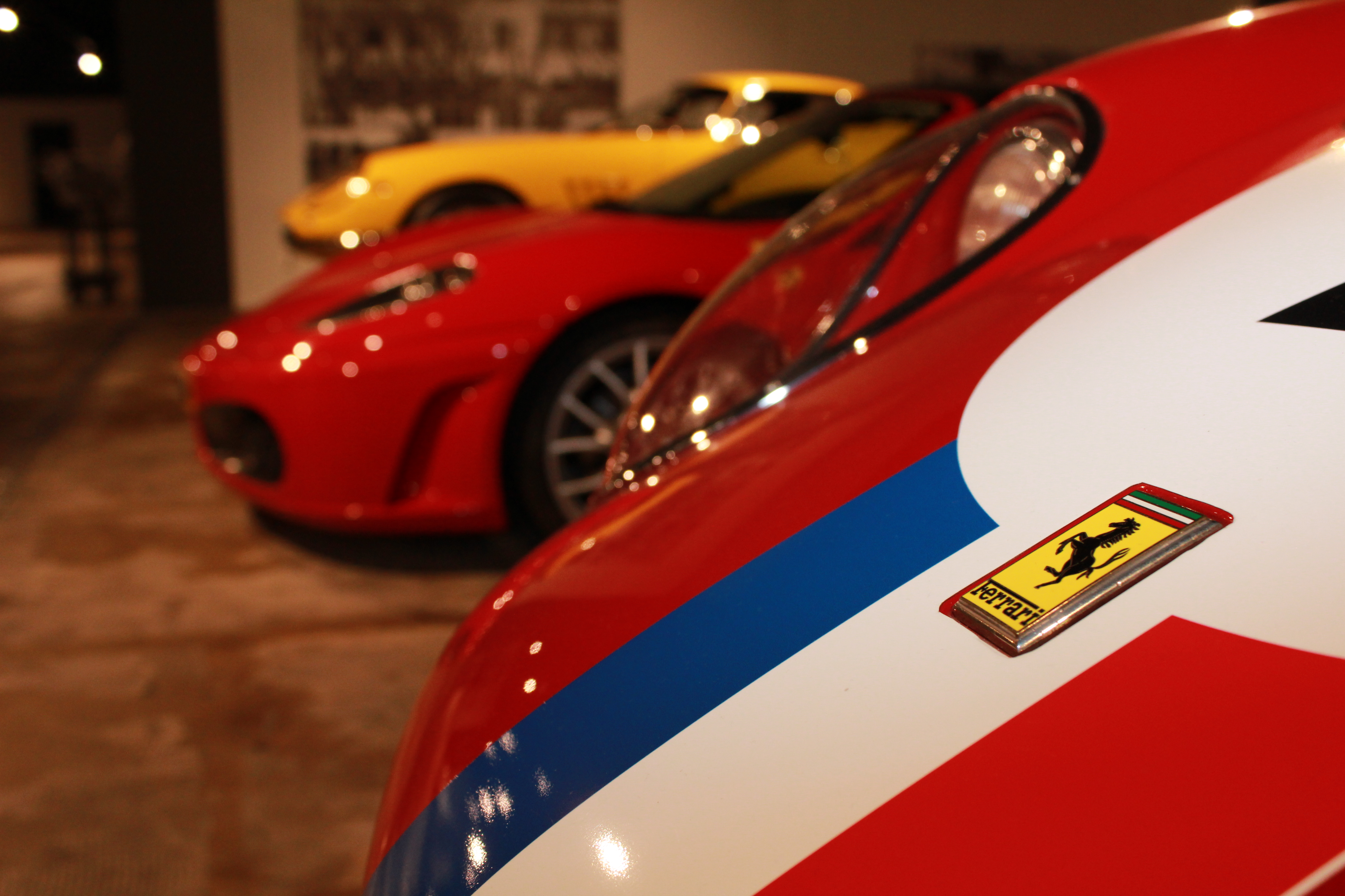 In het museum staan ook echte Ferrari’s die bekend zijn om hun snelheid en dure prijs.