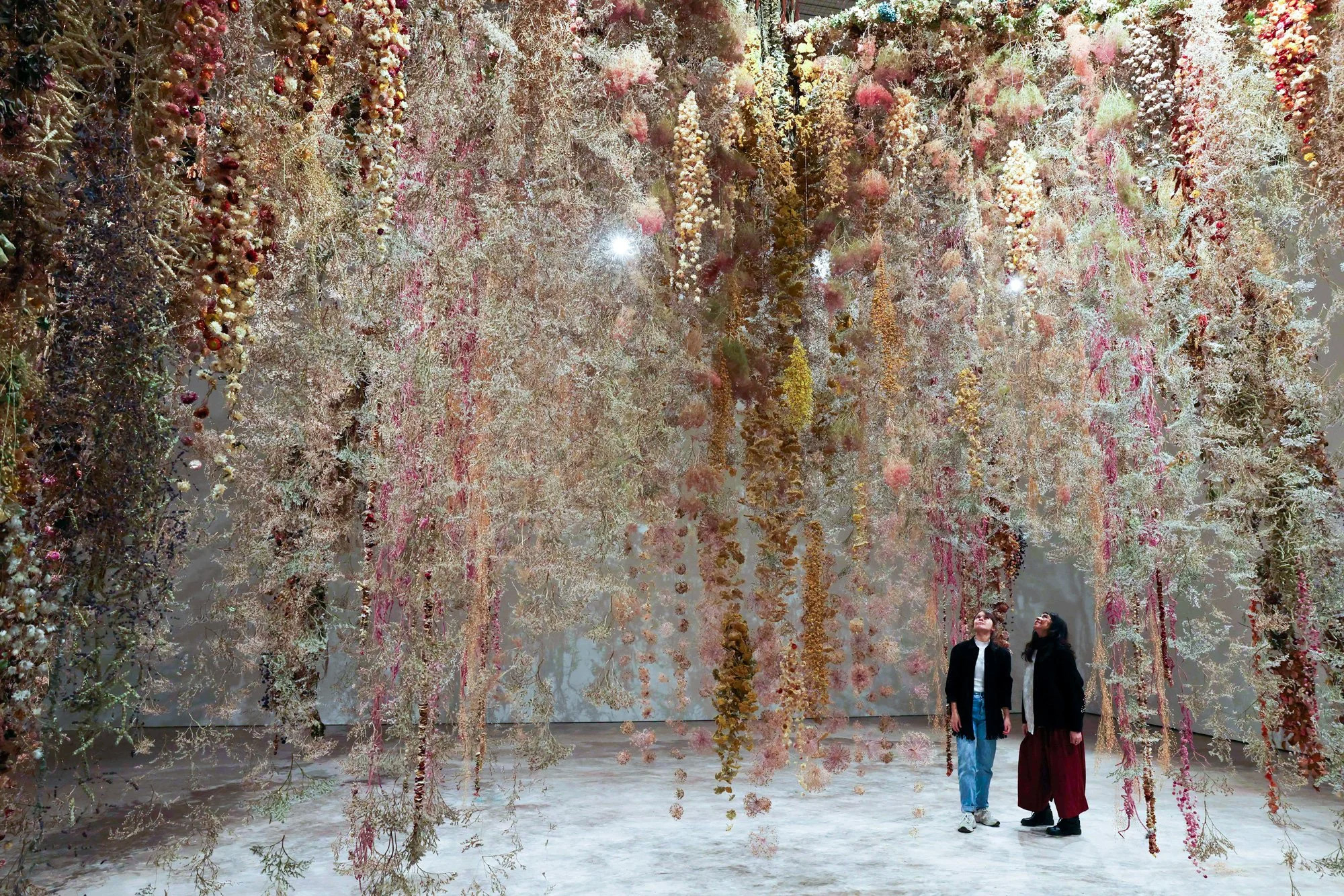 Rebecca Louise Law, La Fleur Morte, 2025, Saatchi Gallery Foto: Matt Chung