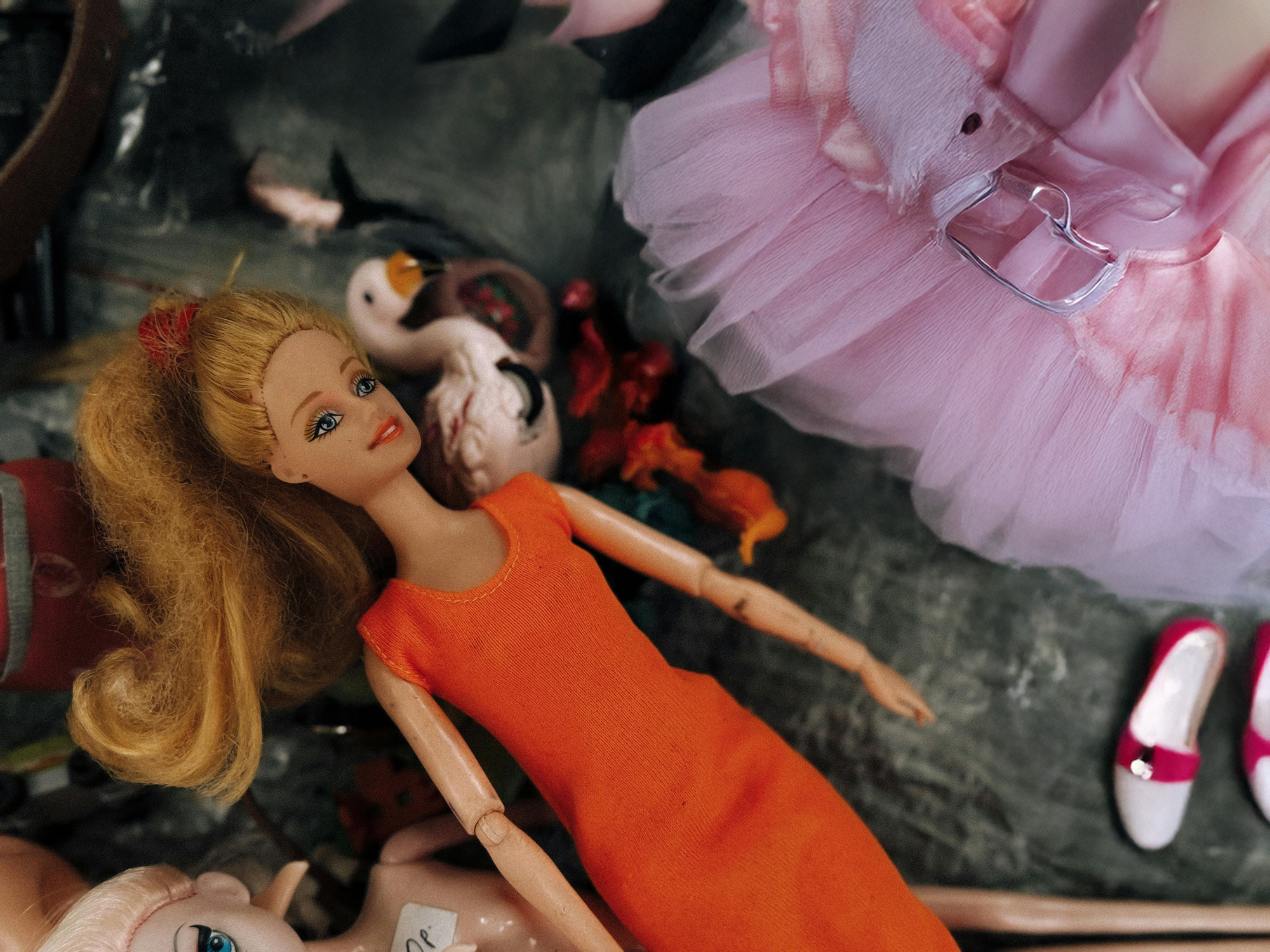 Barbie heeft in de loop der jaren duizenden outfits gehad, van simpele jurken tot dure jurken die zijn gemaakt door echte modeontwerpers.