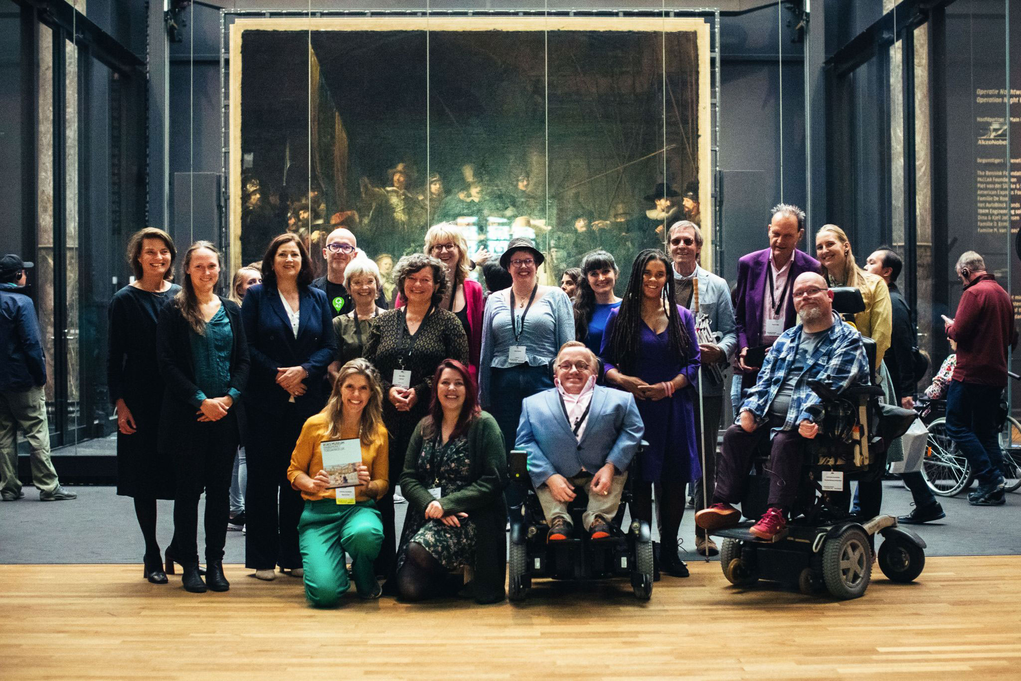 Micky Hermes en Daniëlle Amelsbeek tussen de andere sprekers van het congres over toegankelijk museumbezoek.